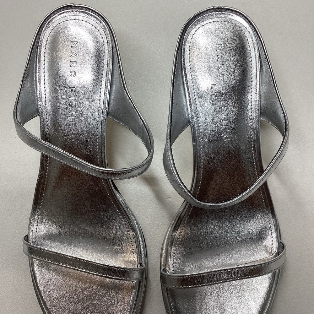 Marc Fisher Alonde ‎ Silver Leather Heeled Slide Sandal Size 8.5 - Picture 4 of 15
